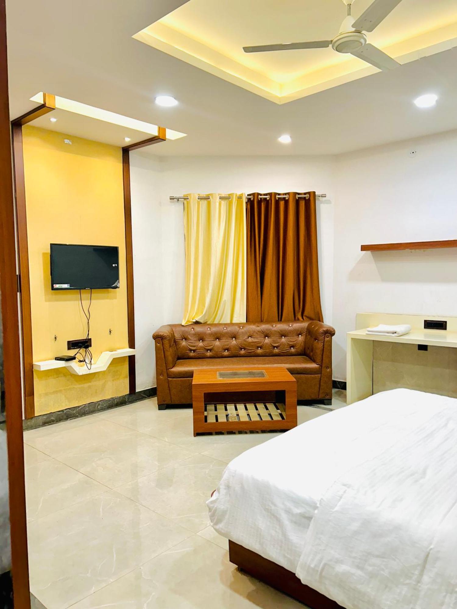 Krishnam Resort Jabalpur Esterno foto